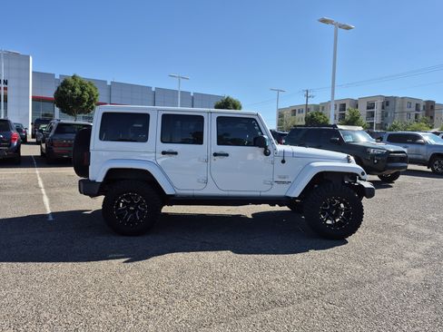 Used 2014 Jeep Wrangler Unlimited Sahara w/ Max Tow Package AWD/4WD image 6