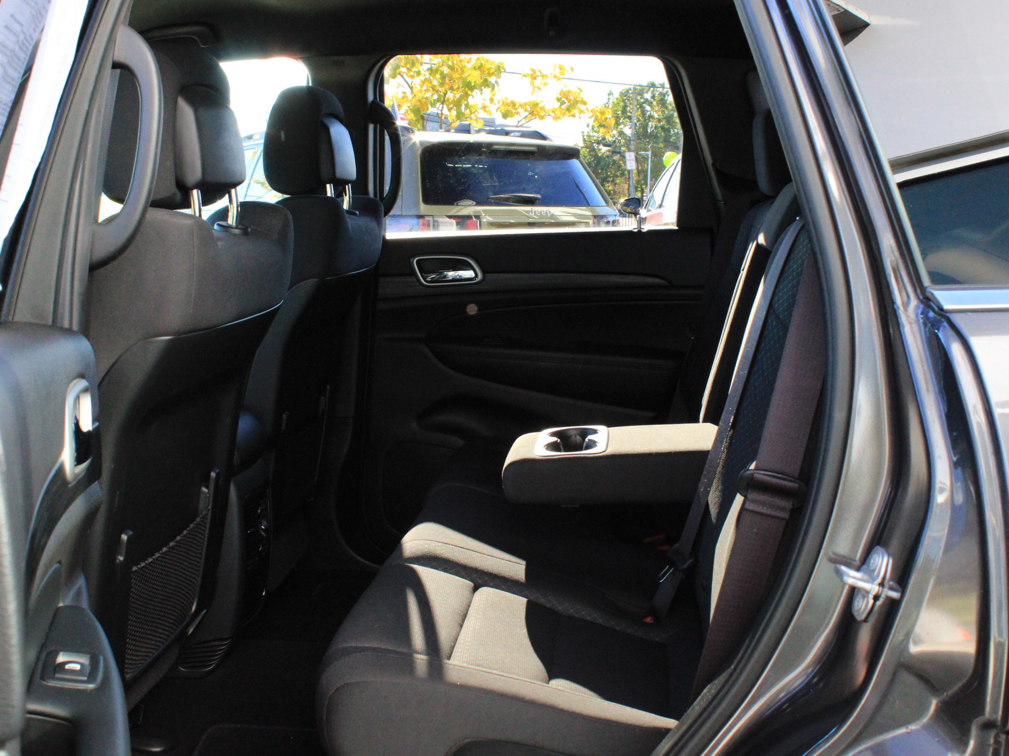 Used 2019 Jeep Grand Cherokee Laredo AWD/4WD image 31