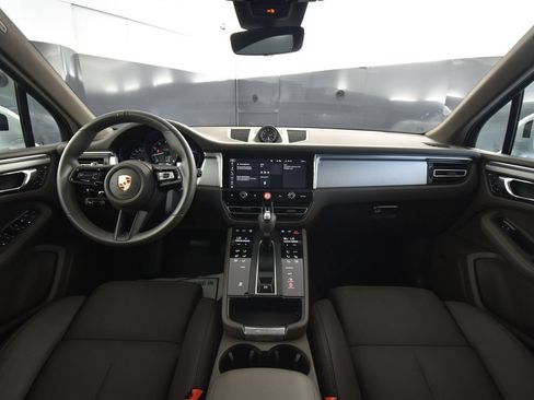 Certified 2025 Porsche Macan AWD/4WD image 17