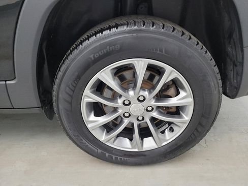 Used 2019 Jeep Cherokee Latitude Plus w/ Cold Weather Group AWD/4WD image 31