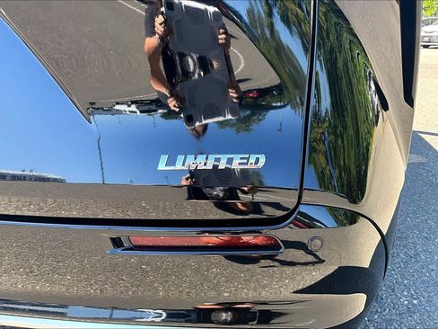 Used 2025 Toyota Sienna Limited AWD/4WD image 9