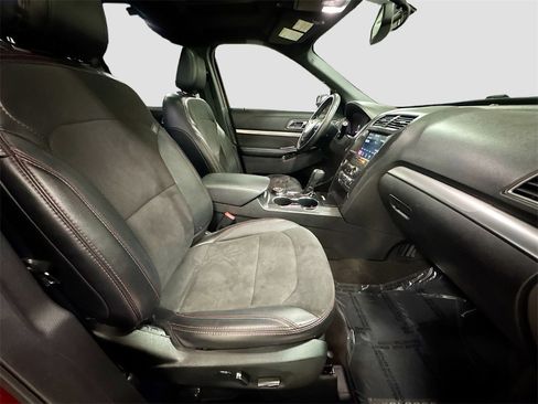 Used 2018 Ford Explorer XLT w/ Equipment Group 202A image 34