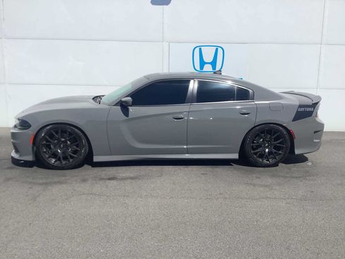 Used 2017 Dodge Charger R/T RWD image 3