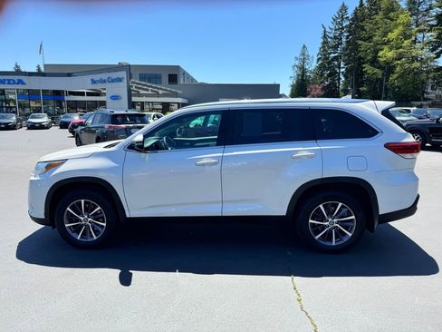 Used 2019 Toyota Highlander XLE AWD/4WD image 17