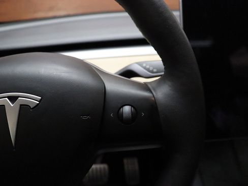 Used 2023 Tesla Model Y Long Range image 40