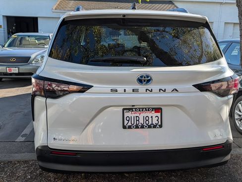 Used 2025 Toyota Sienna XLE w/ XLE Plus Package AWD/4WD image 4