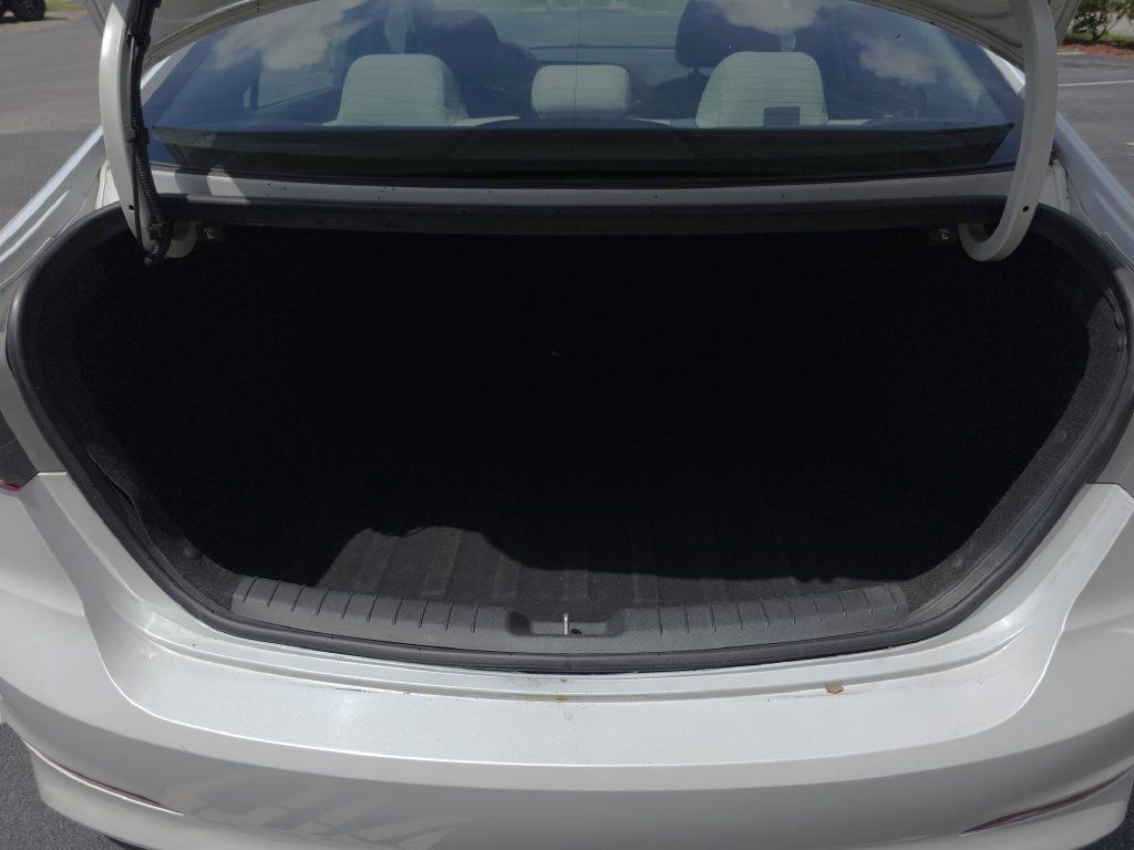 Used 2017 Hyundai Elantra SE FWD image 13