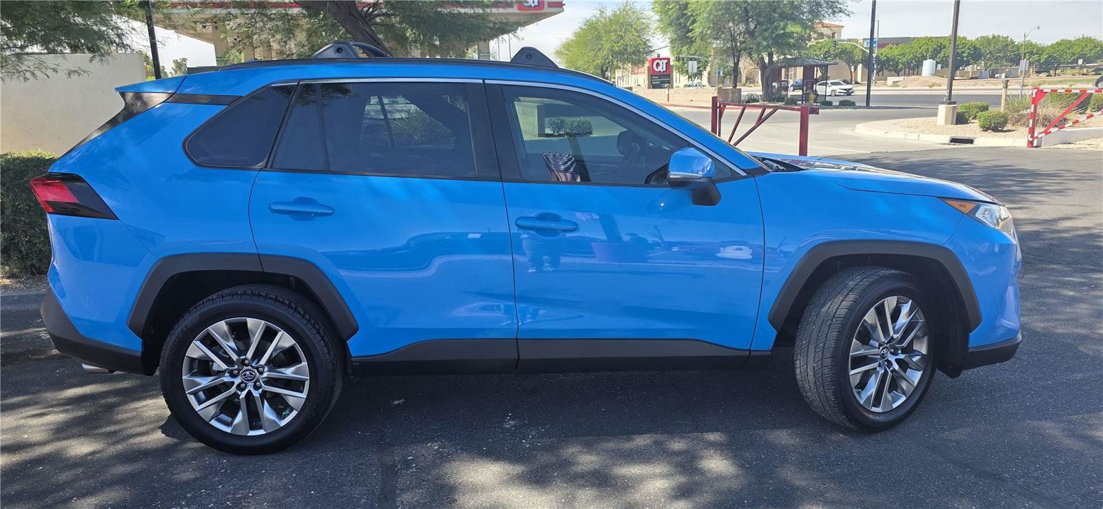 Used 2019 Toyota RAV4 XLE Premium w/ Carpet Mat Package FWD image 4