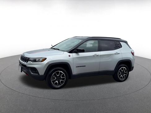 Used 2025 Jeep Compass Trailhawk w/ Trailer Tow Group AWD/4WD image 6