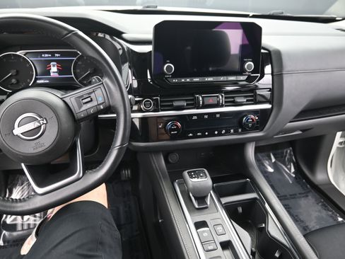 Used 2024 Nissan Pathfinder SV image 21