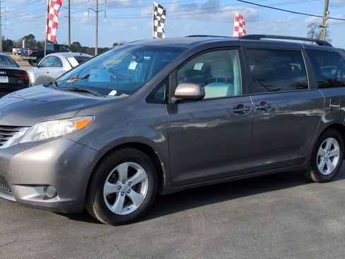 Used 2015 Toyota Sienna LE image 4