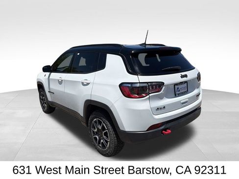 Used 2025 Jeep Compass Trailhawk AWD/4WD image 6