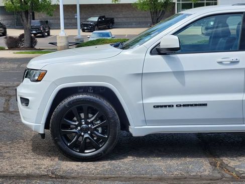 Used 2018 Jeep Grand Cherokee Altitude AWD/4WD image 2