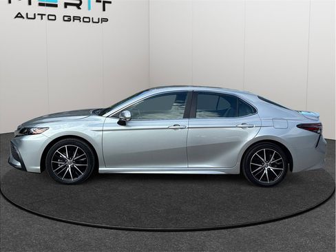 Used 2023 Toyota Camry SE image 5