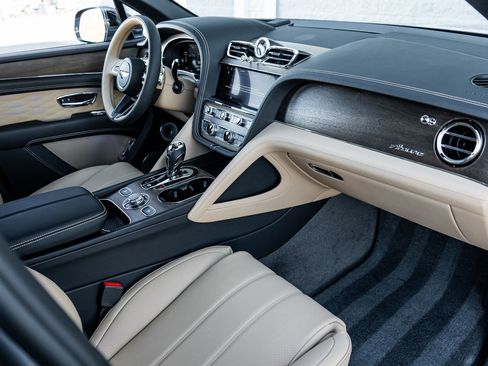 Used 2025 Bentley Bentayga V8 image 2