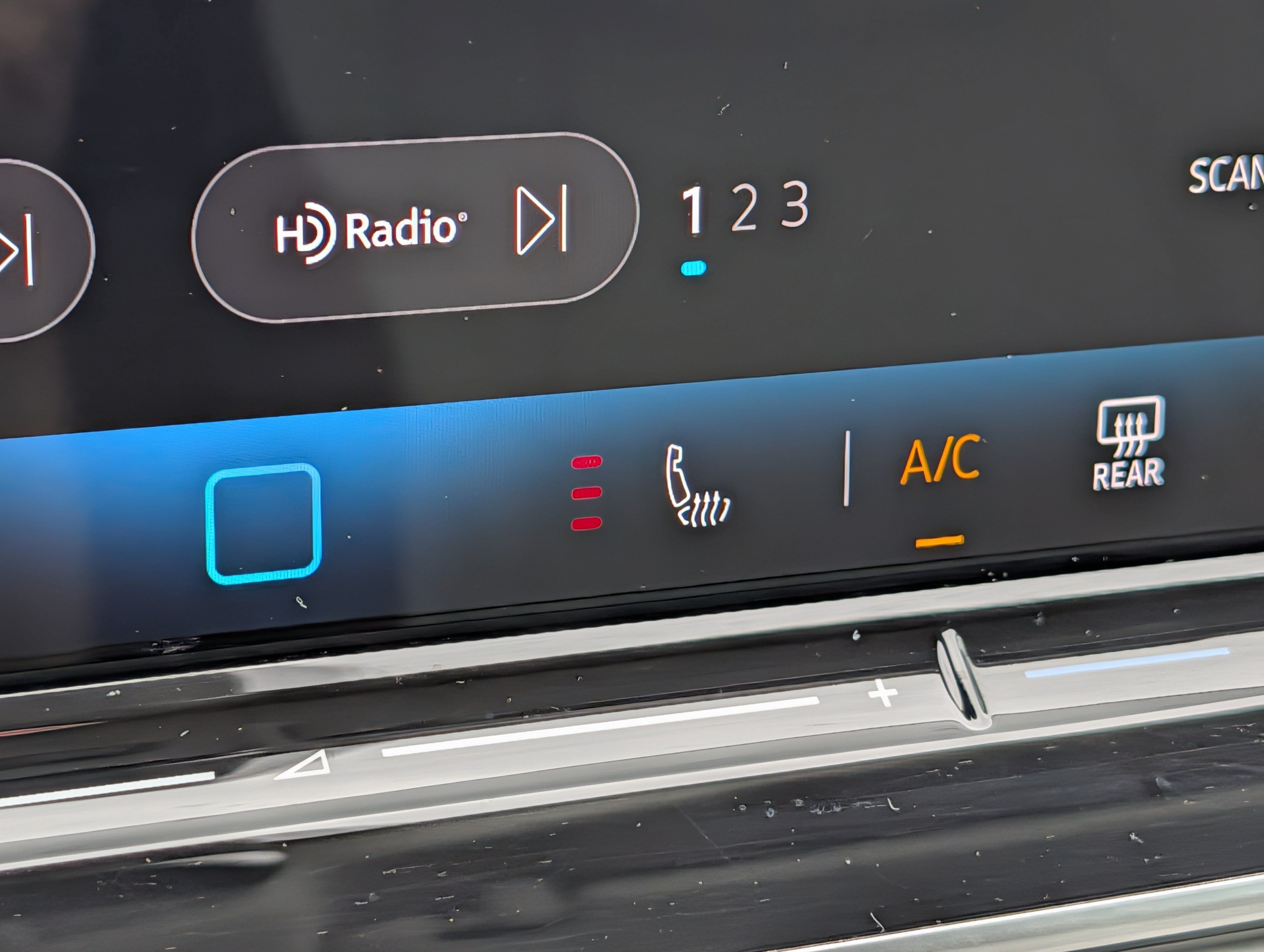 Certified 2025 Volkswagen Tiguan SE AWD/4WD image 33