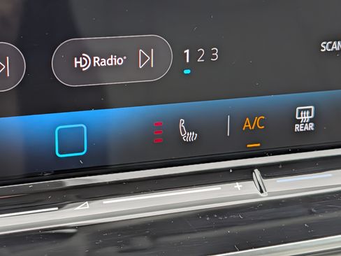 Certified 2025 Volkswagen Tiguan SE AWD/4WD image 33