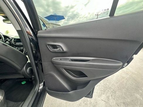 Used 2019 Chevrolet Trax LT w/ LT Convenience Package image 24