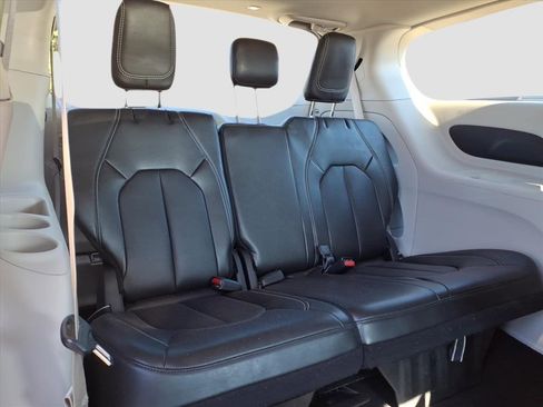 Used 2024 Chrysler Pacifica Touring-L image 12