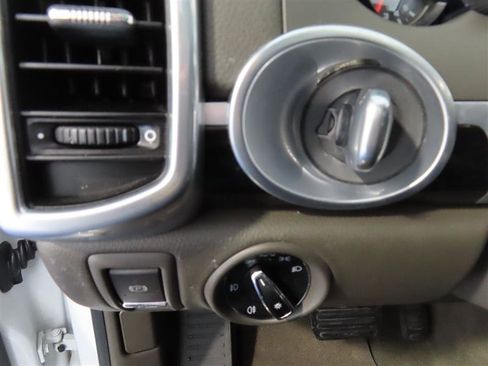 Used 2017 Porsche Cayenne Platinum Edition w/ Premium Package Plus (PJX) image 18