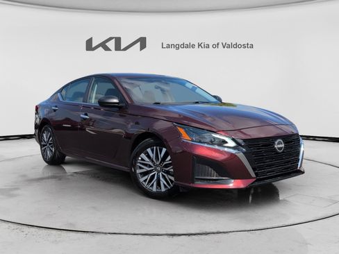 Used 2024 Nissan Altima 2.5 SV FWD image 1