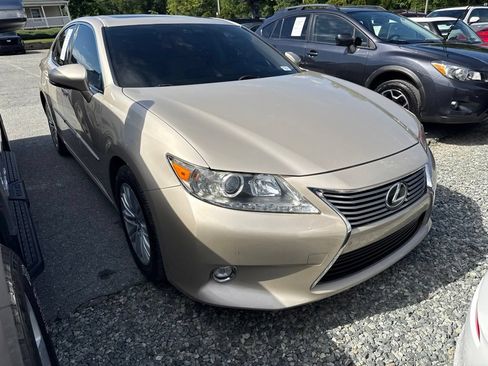 Used 2014 Lexus ES 350 w/ Luxury Package FWD image 2