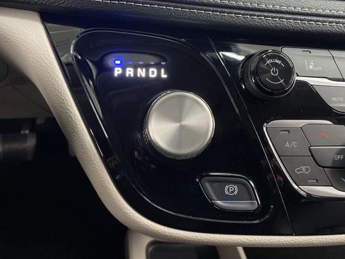 Used 2024 Chrysler Pacifica Select image 27