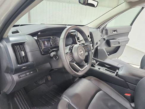 Used 2025 Nissan Pathfinder SL FWD image 18
