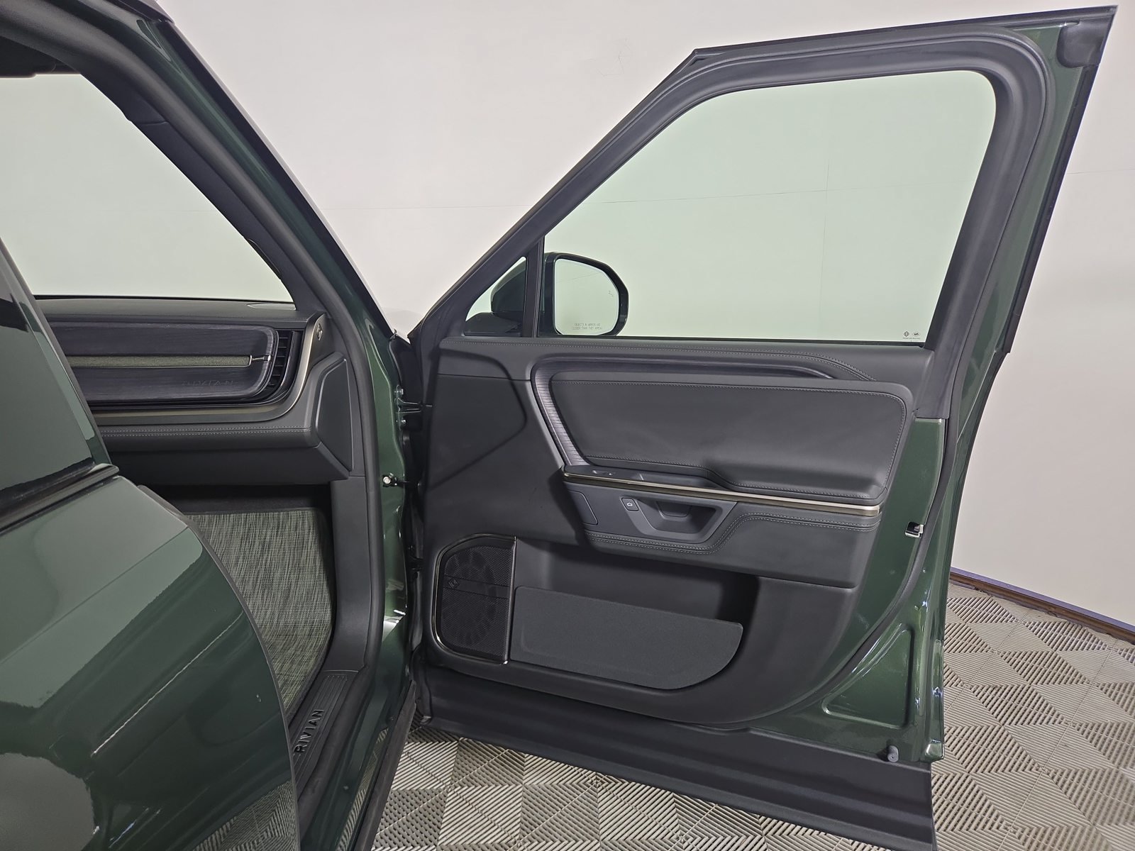 Used 2025 Rivian R1S Adventure Dual AWD/4WD image 18