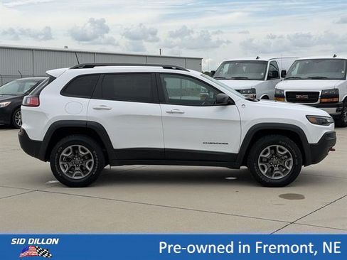 Used 2019 Jeep Cherokee Trailhawk w/ Comfort/Convenience Group AWD/4WD image 3