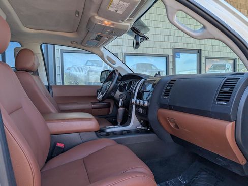 Used 2014 Toyota Sequoia Platinum image 26