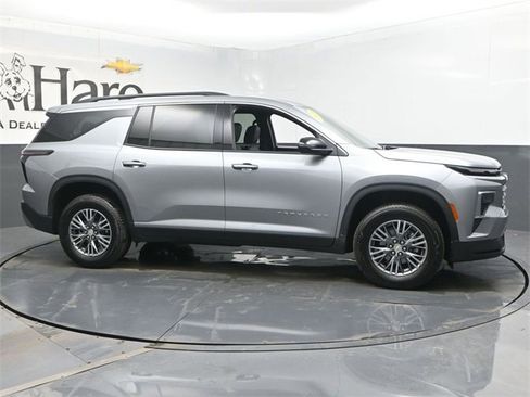 Used 2025 Chevrolet Traverse LT image 50