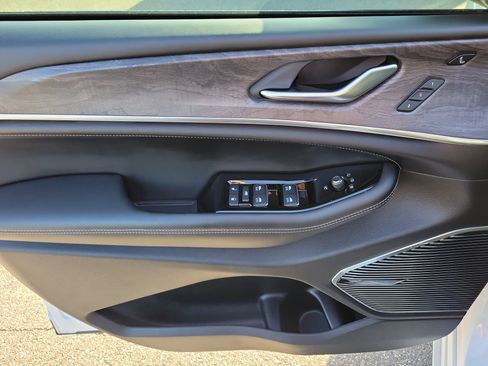 Used 2023 Jeep Grand Cherokee Overland w/ Adv Protech Group III image 22