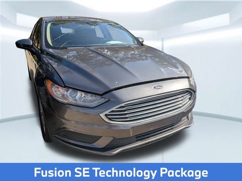 Used 2017 Ford Fusion SE w/ Fusion SE Technology Package image 4