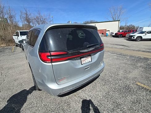 Used 2022 Chrysler Pacifica Touring-L image 5