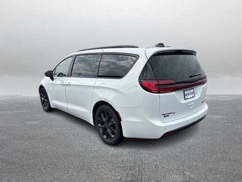 Used 2025 Chrysler Pacifica Limited FWD image 7