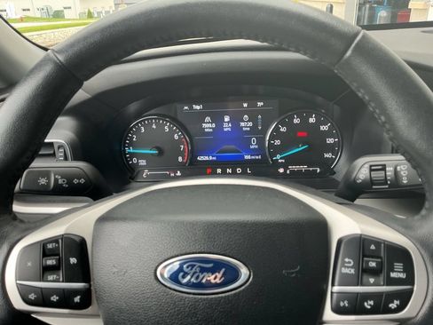 Used 2022 Ford Explorer XLT w/ Equipment Group 202A AWD/4WD image 13