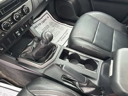 Used 2018 Toyota Tacoma TRD Sport AWD/4WD image 22
