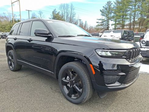 New 2025 Jeep Grand Cherokee Altitude image 2