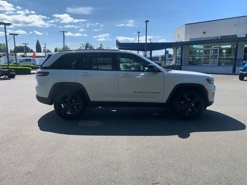 Used 2024 Jeep Grand Cherokee Limited w/ Luxury Tech Group II AWD/4WD image 8