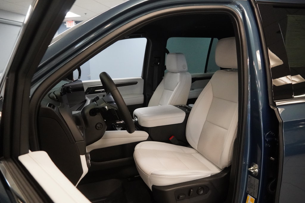 Used 2025 Chevrolet Tahoe Premier AWD/4WD image 4