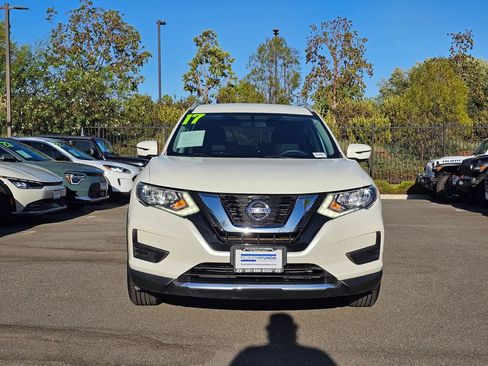 Used 2017 Nissan Rogue SV w/ SV Premium Package FWD image 3