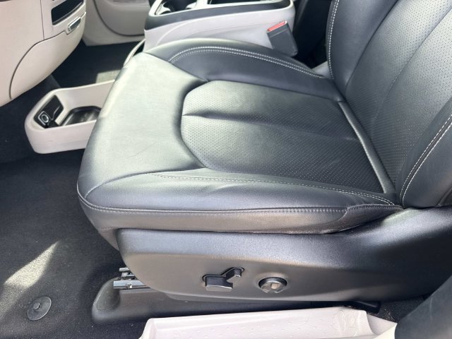 Used 2024 Chrysler Pacifica Touring-L FWD image 22