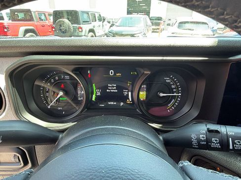 Used 2025 Jeep Wrangler Willys AWD/4WD image 25