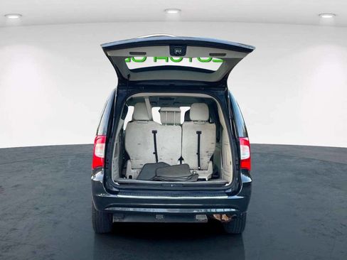 Used 2014 Chrysler Town & Country Touring image 16