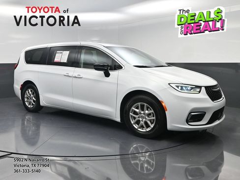 Used 2024 Chrysler Pacifica Touring-L FWD image 1