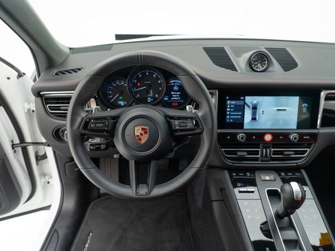 Certified 2026 Porsche Macan AWD/4WD image 30