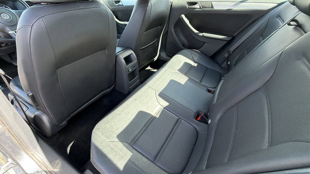 Used 2013 Volkswagen Jetta SE FWD image 23