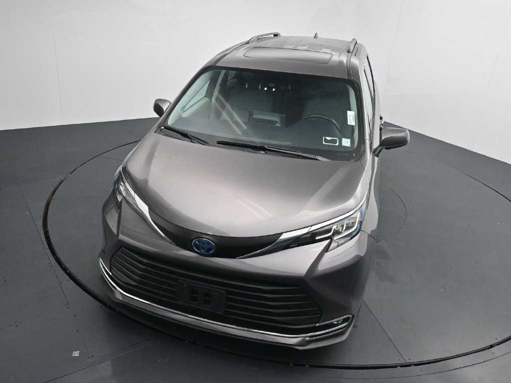 Used 2023 Toyota Sienna XLE w/ XLE Plus Package AWD/4WD image 11