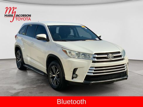 Used 2017 Toyota Highlander Plus FWD image 4